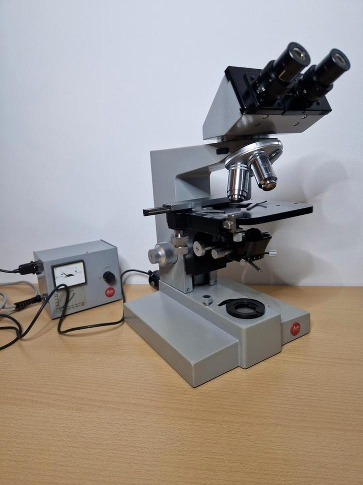 Leitz Wetzlar Dialux microscoop, Hobby en Vrije tijd, Vergrootglazen, Loepen en Loeplampen, Zo goed als nieuw, Vergrootglas of Loep