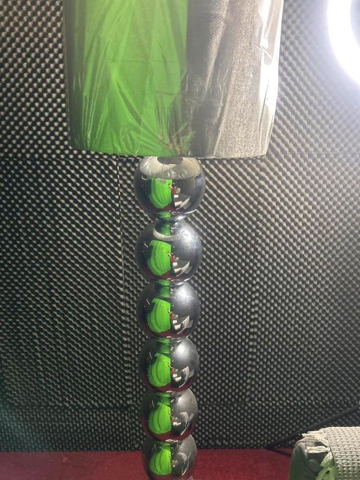 Moderne lamp met bolvormige voet, Huis en Inrichting, Lampen | Vloerlampen, Zo goed als nieuw, 100 tot 150 cm, Metaal, Ophalen of Verzenden