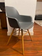 Grijze stoel met houten poten, Huis en Inrichting, Stoelen, Kunststof, Gebruikt, Ophalen of Verzenden, Eén