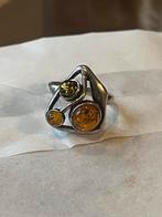 Baltische amber ring met drie stenen - Maat M, Geel, Ophalen of Verzenden, Zo goed als nieuw, 17 tot 18