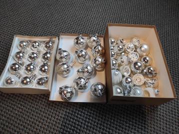 Zilveren kerstballen van glas beschikbaar voor biedingen