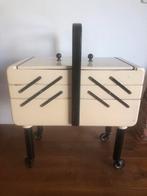 Oude grote naaikist op wieltjes., Ophalen, Zo goed als nieuw