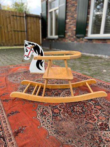 Vintage houten hobbelpaard – decoratief én functioneel  beschikbaar voor biedingen