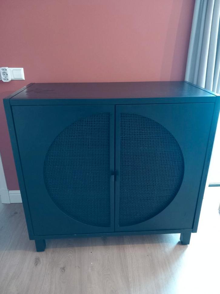 Zwarte kast, Huis en Inrichting, Kasten | Dressoirs, Gebruikt, 100 tot 150 cm, 25 tot 50 cm, Met plank(en), Ophalen
