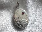 Mooie Fijne Zilveren Ovale Medaillon met klein Granaatje, Sieraden, Tassen en Uiterlijk, Antieke sieraden, Verzenden, Zilver, Hanger
