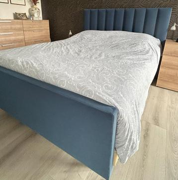 hoofd- en voetenbord bed beschikbaar voor biedingen