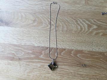Zilveren ketting met hanger, zwart, andere zijde mosgroen. beschikbaar voor biedingen