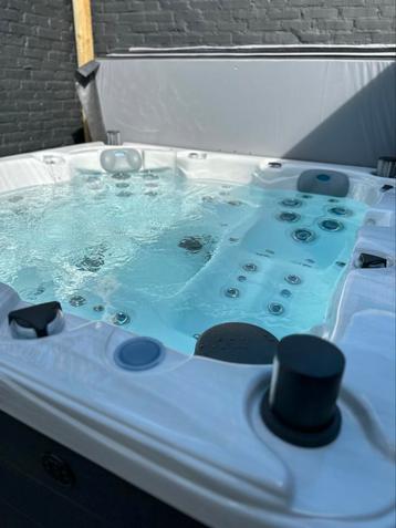 Jacuzzi 5 persoons amper gebruikt beschikbaar voor biedingen