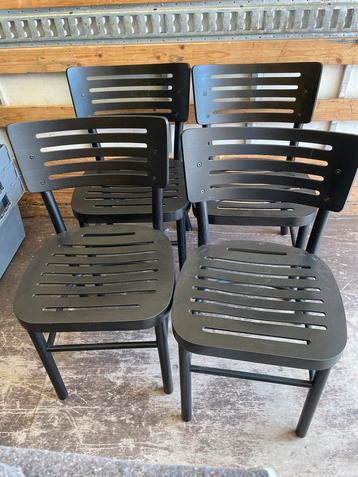 Zwarte stoelen beschikbaar voor biedingen