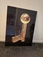 Schilderij - Glazen Plaat met Pistool en Gouden Bol, Ophalen of Verzenden