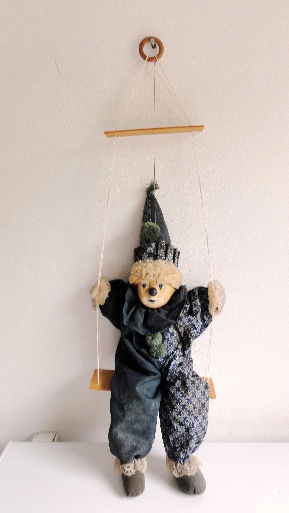 Clown op schommel met porseleinen hoofdje, Antiek en Kunst, Curiosa en Brocante, Ophalen of Verzenden