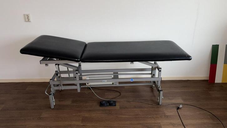 Elektrische behandel tafel met voetpedalen, Sport en Fitness, Massageproducten, Zo goed als nieuw, Massagetafel, Ophalen