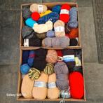 2 bananendozen vol met breiwol div kleuren no1, Hobby en Vrije tijd, Verzenden