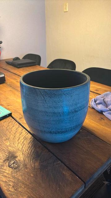 Grote bloempot beschikbaar voor biedingen