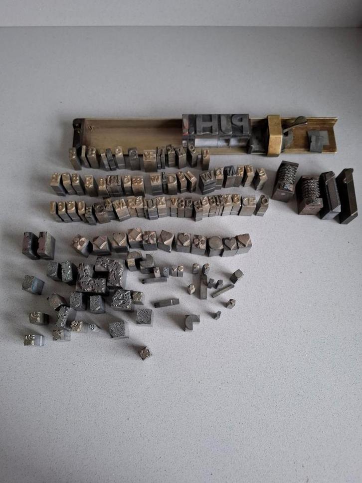 Vintage Drukletters en Bacher zethaak., Verzamelen, Overige Verzamelen, Gebruikt, Ophalen of Verzenden