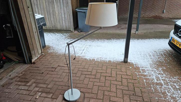 ZIEN IS KOPEN. Mooie Knikarm Lamp - Goed Werkend!, Huis en Inrichting, Lampen | Vloerlampen, Zo goed als nieuw, 100 tot 150 cm