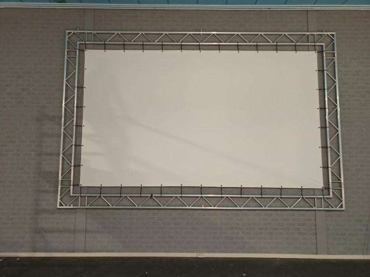 Truss frame met projectiescherm van 5.7 bij 3.7 meter, Audio, Tv en Foto, Projectieschermen, Nieuw, Ophalen
