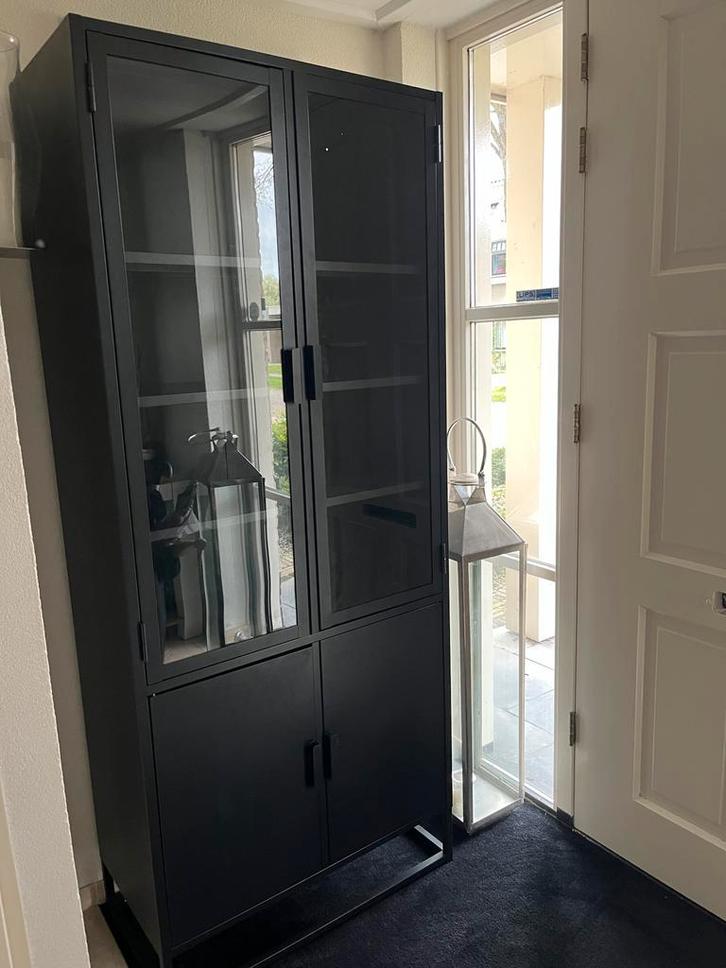 Zwarte metalen vitrinekast Label51, Huis en Inrichting, Kasten | Vitrinekasten, Zo goed als nieuw, 150 tot 200 cm, 50 tot 100 cm