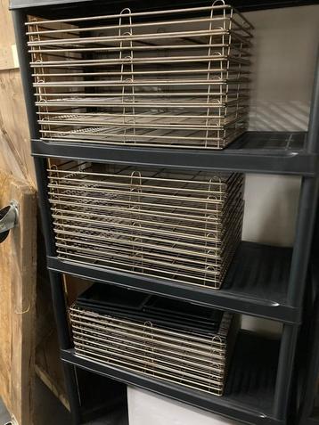 Brood rekken - professioneel gebruik beschikbaar voor biedingen