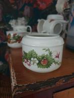 Aardewerk Kom met Aardbeien en Vlinders, Gebruikt, Ophalen of Verzenden, Kom(men), Overige stijlen