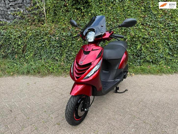 Piaggio Zip CANDY RED 45km E5 LED Tube EVO-1 BETAAL MET in3, Fietsen en Brommers, Scooters | Piaggio, Gebruikt, Zip, Benzine