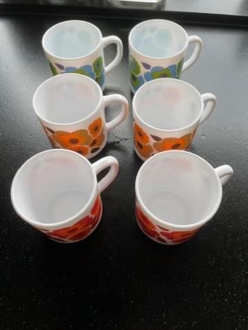 Retro Arcopal grote mokken beschikbaar voor biedingen