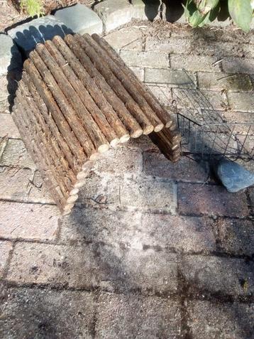 Knaagdierbrug van natuurlijk hout beschikbaar voor biedingen