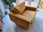 Mooie loveseat met poef kleur okergeel velours, Ophalen, Tweepersoons, 75 tot 100 cm, Zo goed als nieuw