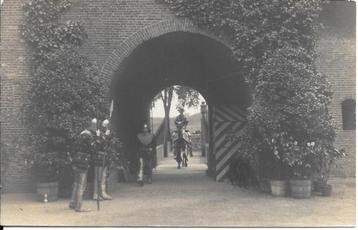 Fotokaart van Slot Muiden met Poortgebouw en Soldaten. 1913 beschikbaar voor biedingen