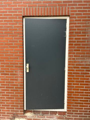 Buiten deur beschikbaar voor biedingen