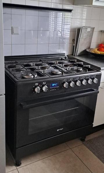 Vrijstaand fornuis. Gas. 6 kookzones. Zwart. Energielabel A beschikbaar voor biedingen