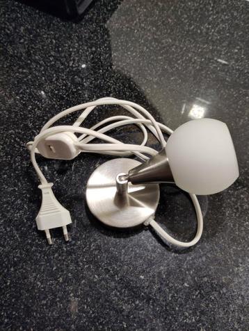 Wandlampje met glazen kap beschikbaar voor biedingen