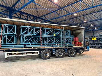 Huiftrailer vol met palletstelling weg rij prijzen  beschikbaar voor biedingen