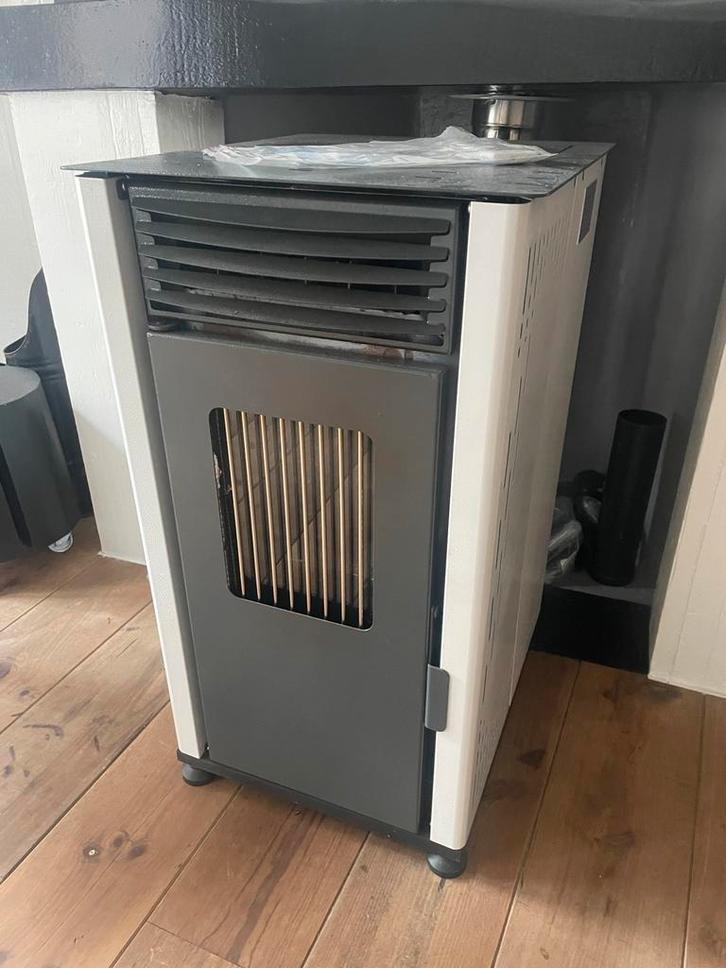 Pelletkachel Bijna Nieuw Wit 6kw, Huis en Inrichting, Kachels, Zo goed als nieuw, Pelletkachel, Overige brandstoffen, Ophalen