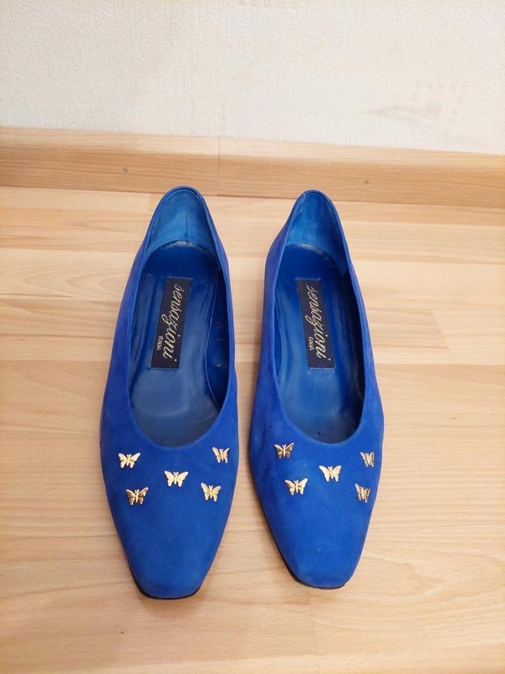 Kobalt blauwe schoenen Sensazioni maat 7 met gouden vlinders, Kleding | Dames, Schoenen, Nieuw, Schoenen met lage hakken, Blauw