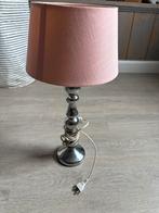 Roze tafellamp met zilveren voet, Huis en Inrichting, Ophalen, Gebruikt, Stof, 100 tot 150 cm