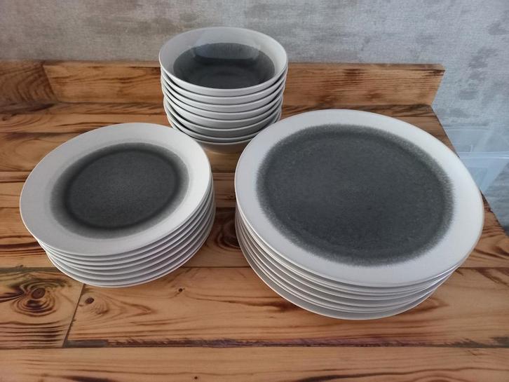 Groot servies. Wit met grijs. Van de Kwantum, Huis en Inrichting, Keuken | Servies, Nieuw, Bord(en), Overige stijlen, Porselein