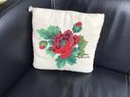 Vintage Handgeborduurd Kussentje 33x33cm, Huis en Inrichting, Woonaccessoires | Kussens, Ophalen of Verzenden, Gebruikt, Rood