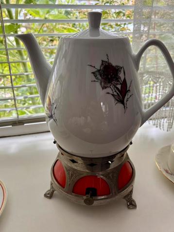 Porseleinen koffiekan met warmhouder beschikbaar voor biedingen