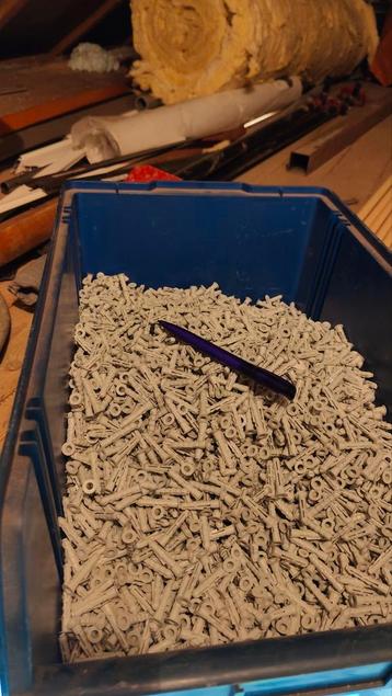 Grote partij 3x30 pluggen met kraag beschikbaar voor biedingen