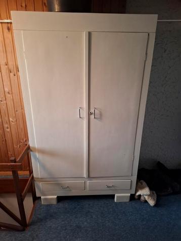 Antieke kledingkast wit