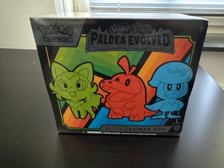 Paldea evolved elite trainer box, Hobby en Vrije tijd, Verzamelkaartspellen | Pokémon, Zo goed als nieuw, Ophalen of Verzenden