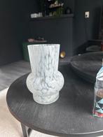 Klein vaasje met witte vlekken, Wit, Ophalen of Verzenden, Minder dan 50 cm, Glas