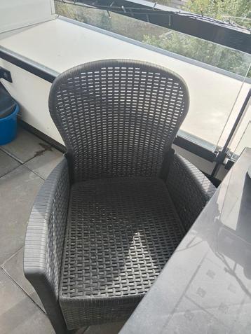 Twee stoelen twee tafel tuin beschikbaar voor biedingen
