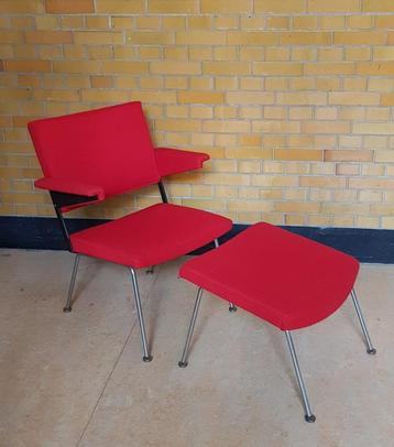Rode Gispen fauteuil 1445 met voetenbankje, ontwerp 1963