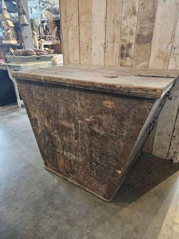 stoere oude kist ``WOONWINKEL RUSTIEK`` beschikbaar voor biedingen