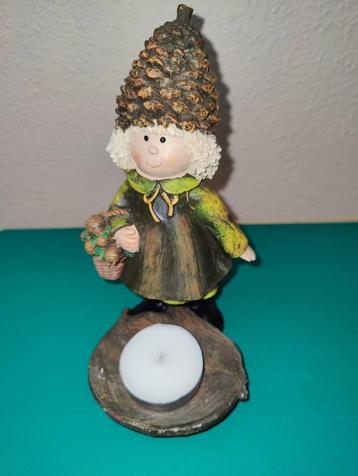 Prachtig vintage herfstbeeldje van een meisje  beschikbaar voor biedingen