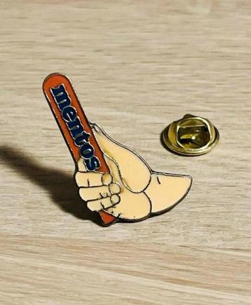 Vintage Mentos Pin beschikbaar voor biedingen