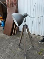 Industriële lamp met houten statief, Ophalen of Verzenden, Gebruikt, Metaal, 100 tot 150 cm