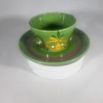Vintage groene kop en schotel – Zöll Keramik, handgeschilder, Ophalen of Verzenden, Zo goed als nieuw, Overige materialen, Kop en/of schotel